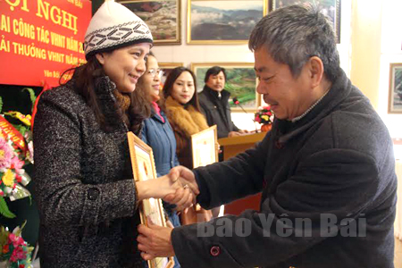 Ban tổ chức trao tặng Giải thưởng Văn học nghệ thuật tỉnh Yên Bái cho các tác giả có tác phẩm đạt giải A.
